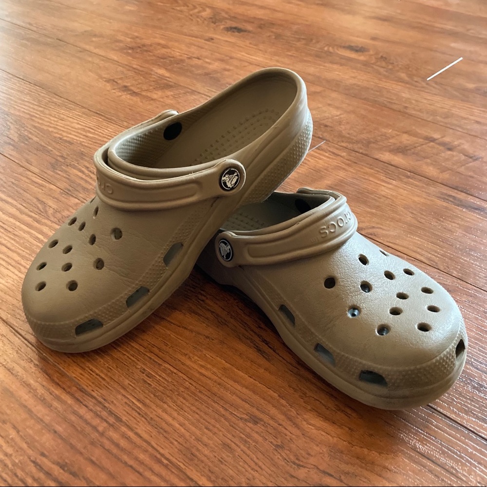 🚗 SALE- Crocs Tan Brown Men’s 5 Women’s 7